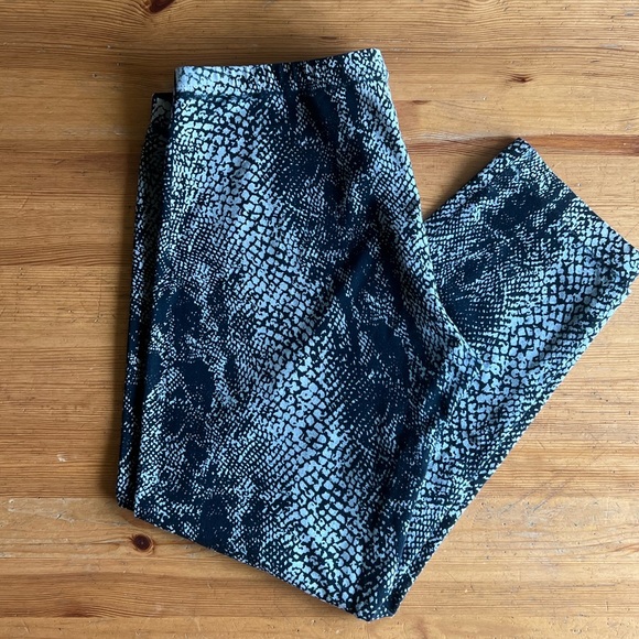 Hard Tail Forever Snake Print Capri Leggings - Picture 2 of 5